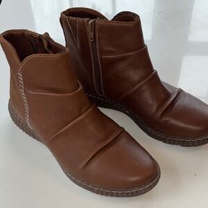 Clarks 9.5 Women's Brown Leather Ankle Booties w/ Side Zip, Gummy Bottoms